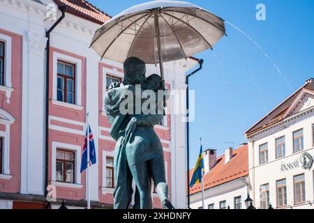 Tartu, Estonia - 25 maggio 2024: Fontana "The Kissing Students" in Piazza del Municipio di Tatu. Foto Stock