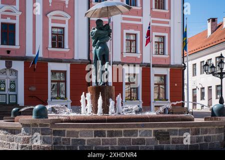 Tartu, Estonia - 25 maggio 2024: Fontana "The Kissing Students" in Piazza del Municipio di Tatu. Foto Stock