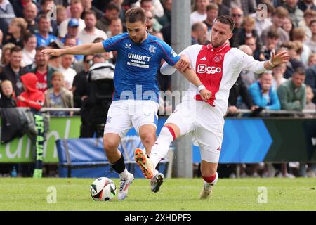 Wezep, Paesi Bassi. 13 luglio 2024. WEZEP, PAESI BASSI - 13 LUGLIO: Nicolas Raskin dei Rangers FC combatte per il pallone con Branco van den Boomen dell'AFC Ajax durante la partita pre-stagionale tra AFC Ajax e Rangers FC a WHC il 13 luglio 2024 a Wezep, Paesi Bassi. (Foto di Peter Lous/Orange Pictures) credito: Orange Pics BV/Alamy Live News Foto Stock