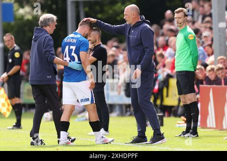 Wezep, Paesi Bassi. 13 luglio 2024. WEZEP, PAESI BASSI - 13 LUGLIO: Nicolas Raskin dei Rangers FC e l'allenatore Philippe Clement dei Rangers FC dopo aver lasciato il campo infortunato durante la partita pre-stagione tra AFC Ajax e Rangers FC a WHC il 13 luglio 2024 a Wezep, Paesi Bassi. (Foto di Peter Lous/Orange Pictures) credito: Orange Pics BV/Alamy Live News Foto Stock