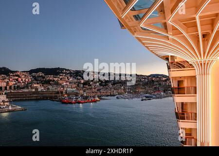 Vista panoramica del porto di Genova sulla costa mediterranea al mattino presto, Genova, Italia. Foto Stock