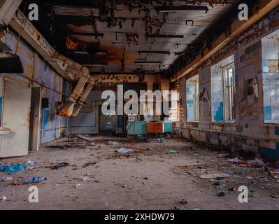 Cucina abbandonata e rovinata di mensa o ristorante di fabbrica chiuso. Foto Stock