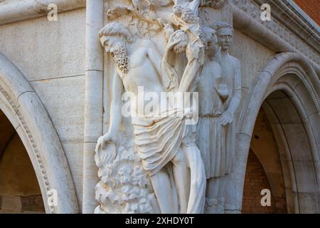 Scultura raffigurante l'ubriachezza di Noè sulla facciata del Palazzo Ducale di Venezia. Foto Stock