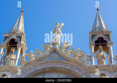 Vista ravvicinata dell'angolo sud-ovest della Basilica di San Marco a Venezia. Foto Stock