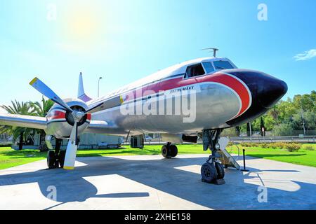 Malaga Aero Museum Aeromuseo e un Convair 440 sul grembiule dell'area di parcheggio degli aerei contro le palme e lo sfondo del cielo blu Foto Stock