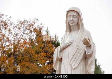 Statua della Vergine Maria - Regina della Pace sul Monte Podbrdo, la collina apparizione che domina il villaggio di Medjugorje in Bosnia ed Erzegovina. Foto Stock