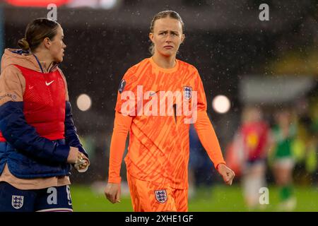 Hannah Hampton inglese dopo la partita del gruppo 3 del Campionato europeo femminile UEFA tra Inghilterra donne e Repubblica d'Irlanda a Carrow Road, Norwich, venerdì 12 luglio 2024. (Foto: David Watts | mi News) crediti: MI News & Sport /Alamy Live News Foto Stock