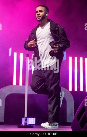 Eden Project, Bodelva, Regno Unito 13 luglio 2024. I JLS si esibiscono alle Eden Sessions 2024 tenutesi presso l'iconico Eden Project, Bodelva, Cornovaglia, Regno Unito. La band è composta da Aston Merrygold, Oritsé Williams, Marvin Humes, & JB Gill, ed è salita alla ribalta dopo la loro apparizione in The X Factor nel 2008. La band ha venduto più di 2 milioni di album e 3 milioni di singoli e continua la sua carriera musicale e televisiva. Credito: Mark Passmore/Alamy Live News Foto Stock