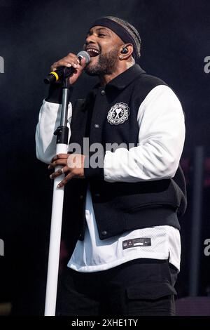 Eden Project, Bodelva, Regno Unito 13 luglio 2024. I JLS si esibiscono alle Eden Sessions 2024 tenutesi presso l'iconico Eden Project, Bodelva, Cornovaglia, Regno Unito. La band è composta da Aston Merrygold, Oritsé Williams, Marvin Humes, & JB Gill, ed è salita alla ribalta dopo la loro apparizione in The X Factor nel 2008. La band ha venduto più di 2 milioni di album e 3 milioni di singoli e continua la sua carriera musicale e televisiva. Credito: Mark Passmore/Alamy Live News Foto Stock
