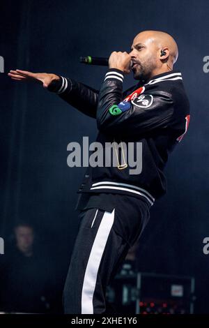 Eden Project, Bodelva, Regno Unito 13 luglio 2024. I JLS si esibiscono alle Eden Sessions 2024 tenutesi presso l'iconico Eden Project, Bodelva, Cornovaglia, Regno Unito. La band è composta da Aston Merrygold, Oritsé Williams, Marvin Humes, & JB Gill, ed è salita alla ribalta dopo la loro apparizione in The X Factor nel 2008. La band ha venduto più di 2 milioni di album e 3 milioni di singoli e continua la sua carriera musicale e televisiva. Credito: Mark Passmore/Alamy Live News Foto Stock