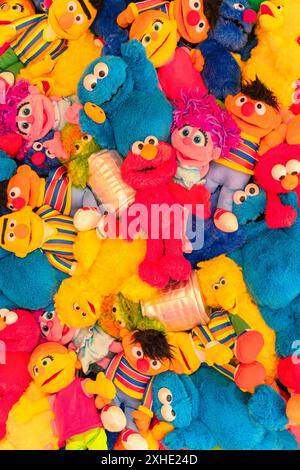 tokyo, ikebukuro - 16 aprile 2024: Assortimento di peluche di Sesame Street che include personaggi come Elmo, Bert, Ernie, Big Bird, Cookie Monster, Grove Foto Stock