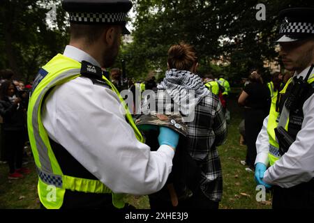 Londra, Regno Unito. 13 luglio 2024. Un agente di polizia perquisisce lo zaino di un dimostrante durante la manifestazione. Una dimostrazione della domanda giovanile si è tenuta a Russell Square. Una sezione 11 della legge sull'ordine pubblico è stata emessa dalla polizia metropolitana che consente agli agenti di perquisire chiunque all'interno di un'area prescritta. (Foto di James Willoughby/SOPA Images/Sipa USA) credito: SIPA USA/Alamy Live News Foto Stock