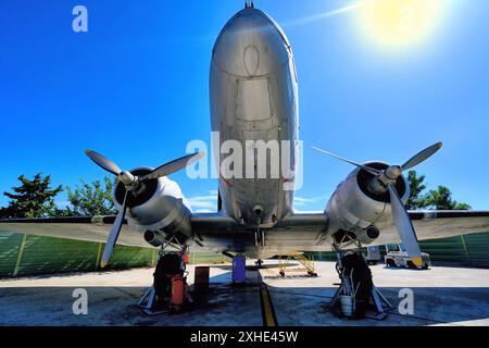 Malaga Aero Museum Aeromuseo e un Douglas DC-3 sul grembiule dell'area di parcheggio degli aerei che mostra le enormi eliche sullo sfondo di un cielo blu profondo Foto Stock