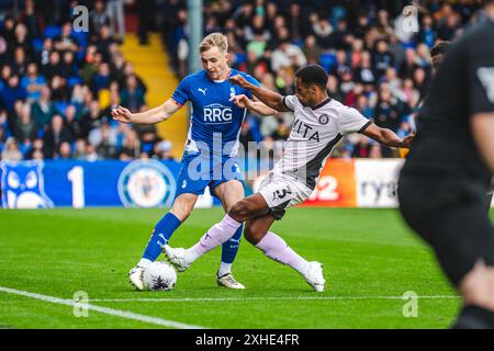 L'Oldham Athletic's Will Sutton combatte per il possesso con l'Ibou Touray della Stockport County durante l'amichevole di pre-stagione tra l'Oldham Athletic e la Stockport County al Boundary Park di Oldham, sabato 13 luglio 2024. (Foto: Phill Smith | mi News) crediti: MI News & Sport /Alamy Live News Foto Stock