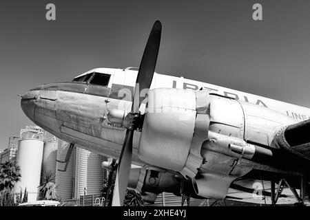 Malaga Aero Museum Aeromuseo e un Douglas DC-3 sul grembiule dell'area di parcheggio degli aerei che mostra le enormi eliche sullo sfondo del cielo blu profondo Foto Stock