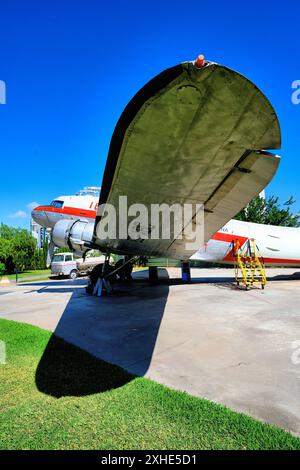 Malaga Aero Museum Aeromuseo e un Douglas DC-3 sul grembiule dell'area di parcheggio degli aerei che mostra le enormi eliche sullo sfondo del cielo blu profondo Foto Stock