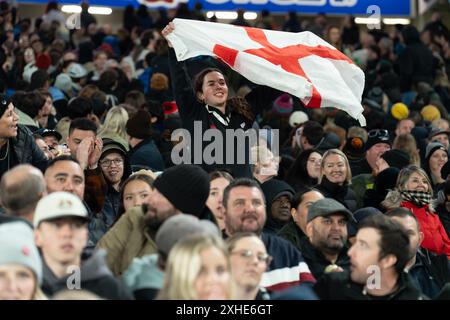 Auckland, nuova Zelanda. 13 luglio 2024. Indossa una maglia All Black ma sventola una bandiera inglese. Nuova Zelanda All Blacks vs Inghilterra. Steinlager Ultra Low Carb, secondo test. Auckland. Nuova Zelanda. La nuova Zelanda batte l'Inghilterra 24-17 (HT 13-14). (Joe Serci/SPP) credito: SPP Sport Press Photo. /Alamy Live News Foto Stock