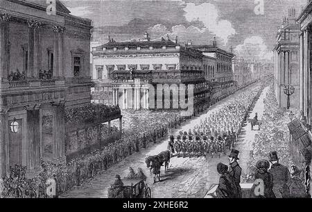 La processione funebre del Duca di Wellington si snoda attraverso il Pall Mall di Londra, Inghilterra, nel 1852. Migliaia di persone fiancheggiano le strade per rendersi omaggio, mentre il cuore che porta il corpo del duca viene trainato da cavalli, seguito da un grande contingente di soldati e piangenti. Gli edifici lungo la strada sono decorati con bandiere e striscioni, e le persone possono essere viste guardando dai balconi e dalle finestre. (Nota: Angoli superiori estremi ricreati digitalmente) Foto Stock