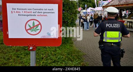 Impressionen,Fotos von der Mölmschen Kirmes in Mülheim an der Ruhr,Stadt im Ruhrgebiet im Bundesland Nordrhein-Westfalen NRW ,Deutschland.Kirmesvergnügen,Jahrmarkt,Rummelplatz,Volksfest,Schausteller,Attraktionen,Schausteller. Hinweisschild Konsum von Cannabis ist auf dem Kirmesgelände verboten,auch die Polizei ist vor Ort,fotografiert am 13.07.2024. Die Fotos stehen nur für redaktionelle,journalistische Zwecke/Verwendung/Nutzung zur Verfügung. Â *** impressioni,foto del Mölmsche Kirmes a Mülheim an der Ruhr,città nella regione della Ruhr nello stato della Renania settentrionale-Vestfalia NRW,fiera del funebre della Germania Foto Stock