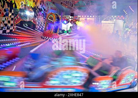 Impressionen,Fotos von der Mölmschen Kirmes in Mülheim an der Ruhr,Stadt im Ruhrgebiet im Bundesland Nordrhein-Westfalen NRW ,Deutschland.Kirmesvergnügen,Jahrmarkt,Rummelplatz,Volksfest,Schausteller,Attraktionen,Schausteller. Discoteca Jet mit Nebelmaschine, fotografiert AM 13.07.2024. Die Fotos stehen nur für redaktionelle,journalistische Zwecke/Verwendung/Nutzung zur Verfügung. Â *** impressioni,foto del Mölmsche Kirmes a Mülheim an der Ruhr,città nella zona della Ruhr nello stato federale della Renania settentrionale-Vestfalia NRW,fiera funebre della Germania,fiera,fiera,fiera,festival popolare,showmen,attrazioni,showmen dis Foto Stock