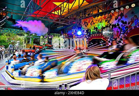 Impressionen,Fotos von der Mölmschen Kirmes in Mülheim an der Ruhr,Stadt im Ruhrgebiet im Bundesland Nordrhein-Westfalen NRW ,Deutschland.Kirmesvergnügen,Jahrmarkt,Rummelplatz,Volksfest,Schausteller,Attraktionen,Schausteller. Discoteca Jet mit Nebelmaschine, fotografiert AM 13.07.2024. Die Fotos stehen nur für redaktionelle,journalistische Zwecke/Verwendung/Nutzung zur Verfügung. Â *** impressioni,foto del Mölmsche Kirmes a Mülheim an der Ruhr,città nella zona della Ruhr nello stato federale della Renania settentrionale-Vestfalia NRW,fiera funebre della Germania,fiera,fiera,fiera,festival popolare,showmen,attrazioni,showmen dis Foto Stock