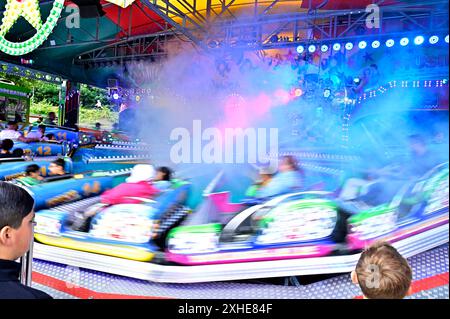 Impressionen,Fotos von der Mölmschen Kirmes in Mülheim an der Ruhr,Stadt im Ruhrgebiet im Bundesland Nordrhein-Westfalen NRW ,Deutschland.Kirmesvergnügen,Jahrmarkt,Rummelplatz,Volksfest,Schausteller,Attraktionen,Schausteller. Discoteca Jet mit Nebelmaschine, fotografiert AM 13.07.2024. Die Fotos stehen nur für redaktionelle,journalistische Zwecke/Verwendung/Nutzung zur Verfügung. Â *** impressioni,foto del Mölmsche Kirmes a Mülheim an der Ruhr,città nella zona della Ruhr nello stato federale della Renania settentrionale-Vestfalia NRW,fiera funebre della Germania,fiera,fiera,fiera,festival popolare,showmen,attrazioni,showmen dis Foto Stock