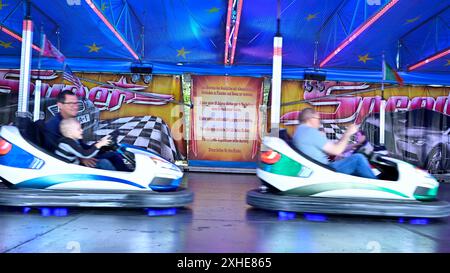 Impressionen,Fotos von der Mölmschen Kirmes in Mülheim an der Ruhr,Stadt im Ruhrgebiet im Bundesland Nordrhein-Westfalen NRW ,Deutschland.Kirmesvergnügen,Jahrmarkt,Rummelplatz,Volksfest,Schausteller,Attraktionen,Schausteller. Fahrgeschäft Autoscooter,Schild mit Sicherheitshinweisen für die Fahrgäste,fotografiert AM 13.07.2024. Die Fotos stehen nur für redaktionelle,journalistische Zwecke/Verwendung/Nutzung zur Verfügung. Â *** impressioni,foto del Mölmsche Kirmes a Mülheim an der Ruhr,città nella regione della Ruhr nello stato federale della Renania settentrionale-Vestfalia NRW,fiera funebre della Germania,fiera,fairgroun Foto Stock