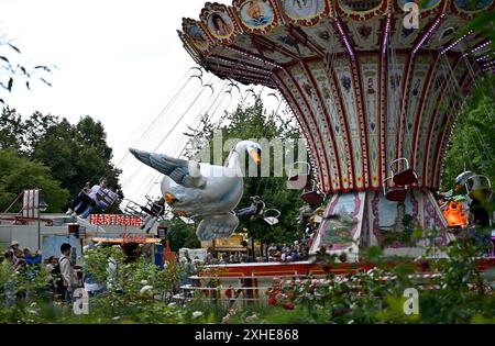 Impressionen,Fotos von der Mölmschen Kirmes in Mülheim an der Ruhr,Stadt im Ruhrgebiet im Bundesland Nordrhein-Westfalen NRW ,Deutschland.Kirmesvergnügen,Jahrmarkt,Rummelplatz,Volksfest,Schausteller,Attraktionen,Schausteller. Fahrgeschäft Kettenkarussell mit fliegendem Schwan,fotografiert am 13.07.2024. Die Fotos stehen nur für redaktionelle,journalistische Zwecke/Verwendung/Nutzung zur Verfügung. Â *** impressioni,foto della Mölmsche Kirmes a Mülheim an der Ruhr,città della Ruhr nello stato federale della Renania settentrionale-Vestfalia NRW,fiera funebre della Germania,fiera,fiera,fiera,festa popolare,showmen, Foto Stock