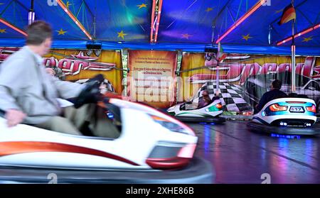 Impressionen,Fotos von der Mölmschen Kirmes in Mülheim an der Ruhr,Stadt im Ruhrgebiet im Bundesland Nordrhein-Westfalen NRW ,Deutschland.Kirmesvergnügen,Jahrmarkt,Rummelplatz,Volksfest,Schausteller,Attraktionen,Schausteller. Fahrgeschäft Autoscooter,Schild mit Sicherheitshinweisen für die Fahrgäste,fotografiert AM 13.07.2024. Die Fotos stehen nur für redaktionelle,journalistische Zwecke/Verwendung/Nutzung zur Verfügung. Â *** impressioni,foto del Mölmsche Kirmes a Mülheim an der Ruhr,città nella regione della Ruhr nello stato federale della Renania settentrionale-Vestfalia NRW,fiera funebre della Germania,fiera,fairgroun Foto Stock