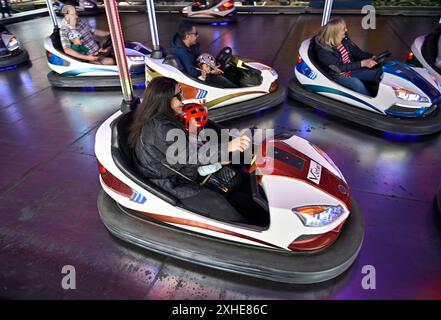 Impressionen,Fotos von der Mölmschen Kirmes in Mülheim an der Ruhr,Stadt im Ruhrgebiet im Bundesland Nordrhein-Westfalen NRW ,Deutschland.Kirmesvergnügen,Jahrmarkt,Rummelplatz,Volksfest,Schausteller,Attraktionen,Schausteller. Fahrgeschäft Autoscooter mit Fahrgästen,fotografiert AM 13.07.2024. Die Fotos stehen nur für redaktionelle,journalistische Zwecke/Verwendung/Nutzung zur Verfügung. Â *** impressioni,foto del Mölmsche Kirmes a Mülheim an der Ruhr,città nella zona della Ruhr nello stato federale della Renania settentrionale-Vestfalia NRW,fiera funebre della Germania,fiera,fiera,fiera,festival popolare,showman,attrazioni Foto Stock