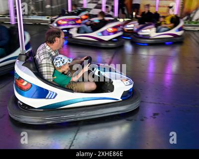 Impressionen,Fotos von der Mölmschen Kirmes in Mülheim an der Ruhr,Stadt im Ruhrgebiet im Bundesland Nordrhein-Westfalen NRW ,Deutschland.Kirmesvergnügen,Jahrmarkt,Rummelplatz,Volksfest,Schausteller,Attraktionen,Schausteller. Fahrgeschäft Autoscooter mit Fahrgästen,fotografiert AM 13.07.2024. Die Fotos stehen nur für redaktionelle,journalistische Zwecke/Verwendung/Nutzung zur Verfügung. Â *** impressioni,foto del Mölmsche Kirmes a Mülheim an der Ruhr,città nella zona della Ruhr nello stato federale della Renania settentrionale-Vestfalia NRW,fiera funebre della Germania,fiera,fiera,fiera,festival popolare,showman,attrazioni Foto Stock