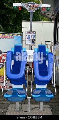 Impressionen,Fotos von der Mölmschen Kirmes in Mülheim an der Ruhr,Stadt im Ruhrgebiet im Bundesland Nordrhein-Westfalen NRW ,Deutschland.Kirmesvergnügen,Jahrmarkt,Rummelplatz,Volksfest,Schausteller,Attraktionen,Schausteller. Fahrgeschäft Jetlag mit Hinweisschild Sicherheit an Bord,fotografiert am 13.07.2024. Die Fotos stehen nur für redaktionelle,journalistische Zwecke/Verwendung/Nutzung zur Verfügung. Â *** impressioni,foto del Mölmsche Kirmes a Mülheim an der Ruhr,città nella regione della Ruhr nello stato federale della Renania settentrionale-Vestfalia NRW,fiera funebre della Germania,fiera,fiera,fiera,festa popolare,sh Foto Stock