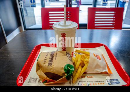 Un pasto Whopper in un fast food Burger King Foto Stock