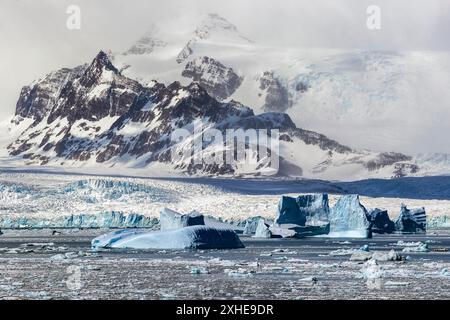 Iceberg, Cumberland East Bay, South Georgia Island, martedì 28 novembre, 2023. foto: David Rowland / One-Image.com Foto Stock