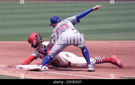 St. Louis, Stati Uniti. 13 luglio 2024. La terza base dei Chicago Cubs Miles Mastrobuoni batte il corridore base dei St. Louis Cardinals Brendan Donovan nel secondo inning al Busch Stadium di St. Louis sabato 13 luglio 2024. Donovan, che era in prima base, tentò di avanzare alla terza base su un singolo RBI dei Cardinals Pedro Pages. Foto di Bill Greenblatt/UPI credito: UPI/Alamy Live News Foto Stock