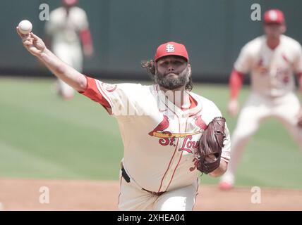 St. Louis, Stati Uniti. 13 luglio 2024. Il lanciatore titolare dei St. Louis Cardinals Lance Lynn consegna un campo ai Chicago Cubs nel secondo inning al Busch Stadium di St. Louis sabato 13 luglio 2024. Foto di Bill Greenblatt/UPI credito: UPI/Alamy Live News Foto Stock