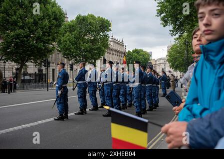 Londra, Regno Unito. 13 luglio 2024. I soldati belgi sono armati fuori Downing Street mentre la gente guarda la sfilata. Re Alberto dei belgi morì in un incidente di arrampicata il 17 febbraio 1934. Toccato dalla sua morte re Giorgio V decise di onorare lui e tutti i veterani belgi con un privilegio unico di sfilare in uniforme e armato al cenotafio Whitehall: Il memoriale dei caduti di Londra. Credito: SOPA Images Limited/Alamy Live News Foto Stock