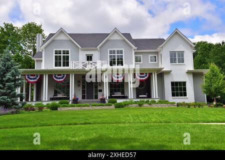 Wheaton, Illinois, Stati Uniti. Grande, ampia, lussuosa, casa a due piani, con una sola famiglia in un sobborgo occidentale di Chicago. Notate il rifugio patriottico. Foto Stock