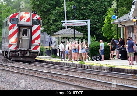 Glen Ellyn, Illinois, Stati Uniti. I passeggeri dei pendolari in attesa si riuniscono mentre il treno Metra diretto a Chicago arriva alla stazione locale dei pendolari. Foto Stock