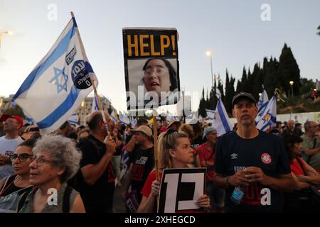 Gerusalemme, Gerusalemme. 13 luglio 2024. La gente partecipa a una protesta che chiede un cessate il fuoco immediato e il rilascio degli ostaggi israeliani detenuti a Gaza nel mezzo del conflitto in corso tra Israele e Hamas nella Striscia di Gaza, a Gerusalemme, 13 luglio 2024. Crediti: Jamal Awad/Xinhua/Alamy Live News Foto Stock