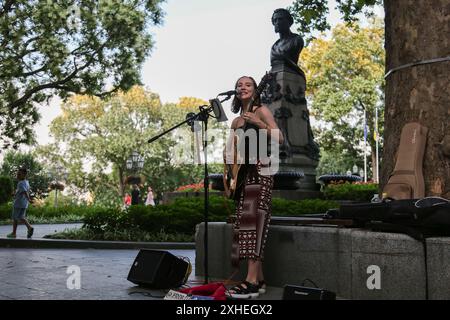 Odessa, Ucraina. 13 luglio 2024. Un musicista di strada suona in Piazza Dumskaya. Dal venerdì sera fino alla fine della domenica, il centro turistico di Odessa fa da sfondo all'esibizione di molti musicisti di strada. Alcuni giocano vicino a ristoranti, altri - in luoghi turistici della città. Con l'inizio del buio, il rumore proveniente dai generatori a causa di interruzioni di corrente dovute a una carenza di elettricità aumenta la varietà di suoni sulle strade della città. Credito: SOPA Images Limited/Alamy Live News Foto Stock