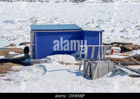 Capanne e capannoni nel campo di caccia/pesca sulla spiaggia di Frobisher Bay ad Apex, Nunavut, Canada Foto Stock