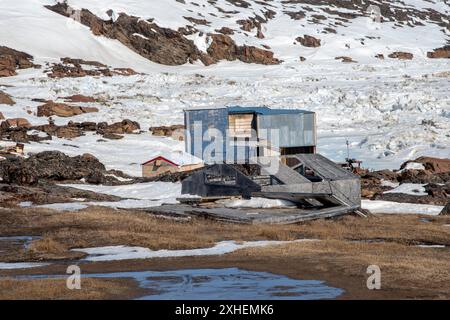 Capanne e capannoni nel campo di caccia/pesca sulla spiaggia di Frobisher Bay ad Apex, Nunavut, Canada Foto Stock