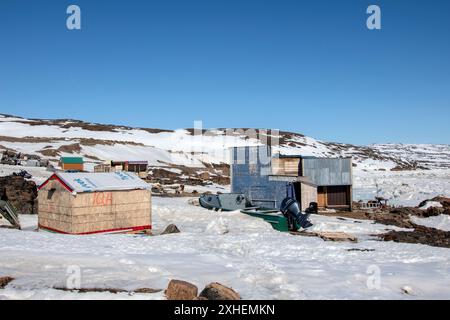 Capanne e capannoni nel campo di caccia/pesca sulla spiaggia di Frobisher Bay ad Apex, Nunavut, Canada Foto Stock