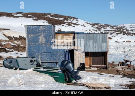 Capanne e capannoni nel campo di caccia/pesca sulla spiaggia di Frobisher Bay ad Apex, Nunavut, Canada Foto Stock