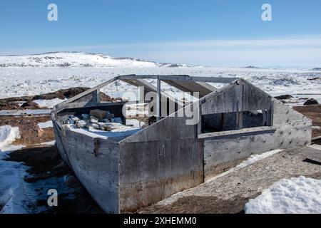 Capanne e capannoni nel campo di caccia/pesca sulla spiaggia di Frobisher Bay ad Apex, Nunavut, Canada Foto Stock