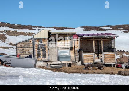 Capanne e capannoni nel campo di caccia/pesca sulla spiaggia di Frobisher Bay ad Apex, Nunavut, Canada Foto Stock