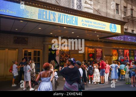 New York, Stati Uniti. 13 luglio 2024. Le persone si sono riunite dopo lo spettacolo musicale "Hell's Kitchen" al teatro Shubert a Broadway, New York, Stati Uniti d'America il 13 luglio 2024. (Foto di Beata Zawrzel/NurPhoto) credito: NurPhoto SRL/Alamy Live News Foto Stock