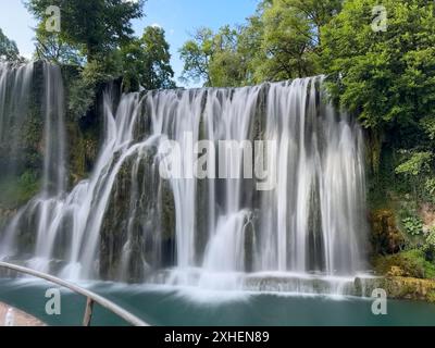 La famosa cascata Jajce in Bosnia come una lunga esposizione con acqua vellutata. Foto Stock