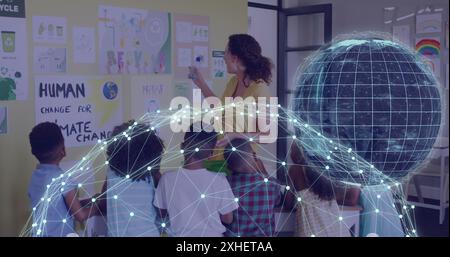 Immagine del globo e della rete su insegnanti e alunni di sesso femminile felici e diversi in classe di ecologia Foto Stock